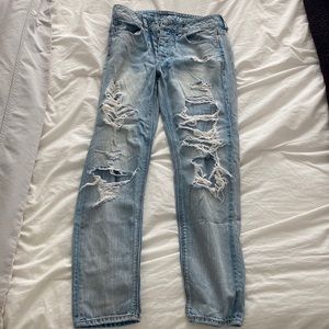 American Eagle Ripped Tomgirl Jeans Size 4 - fits like a 2
